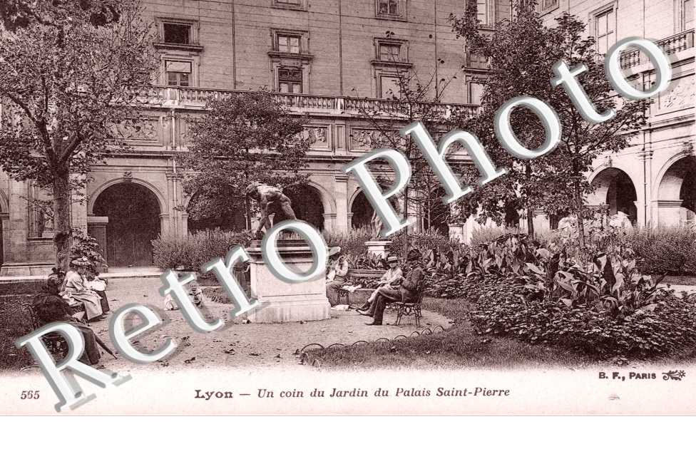 palais Saint-Pierre un coin du jardin