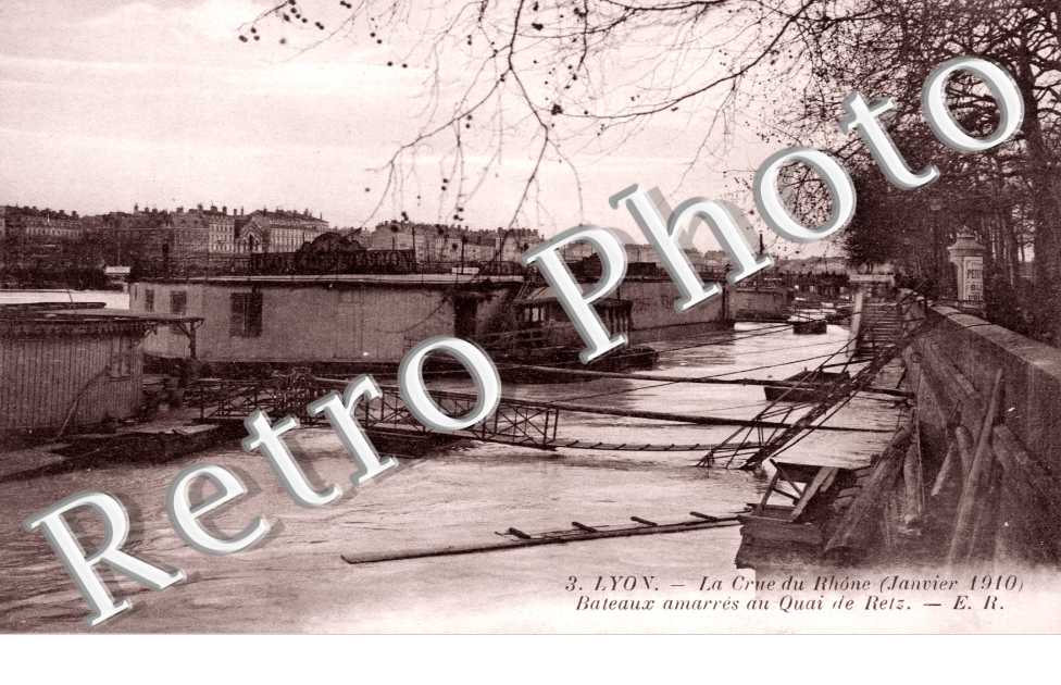 Crue du Rhone, Bateaux amarres au Quai de Retz 