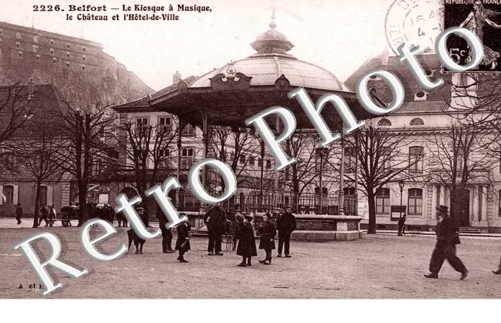Kiosque a Musique, le Chateau et l'Hotel de Ville