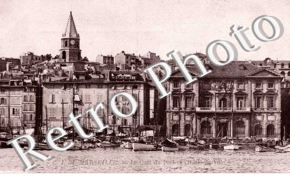 le quai du port et l'Hotel de Ville