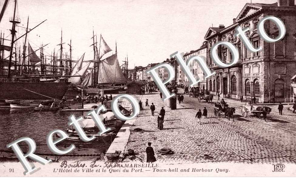 l'hotel de ville et le quai du port