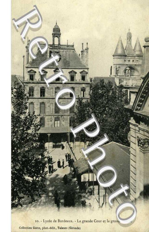 Lycee - grande cour et grosse cloche