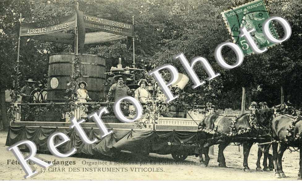 Fetes des Vendanges - char des instruments viticoles - tonneaux