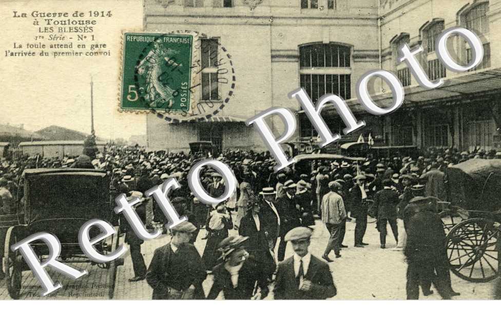 Les Blesses, la foule attend en gare l'arrivee du premier convoi