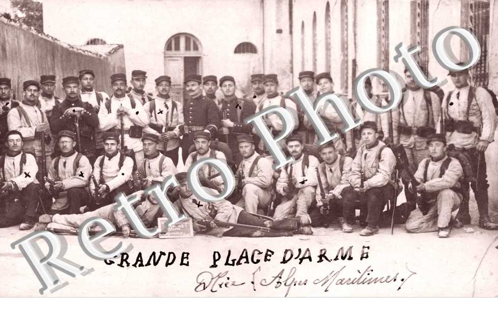 Grande Place d'Arme, Portrait d'un groupe d'hommes