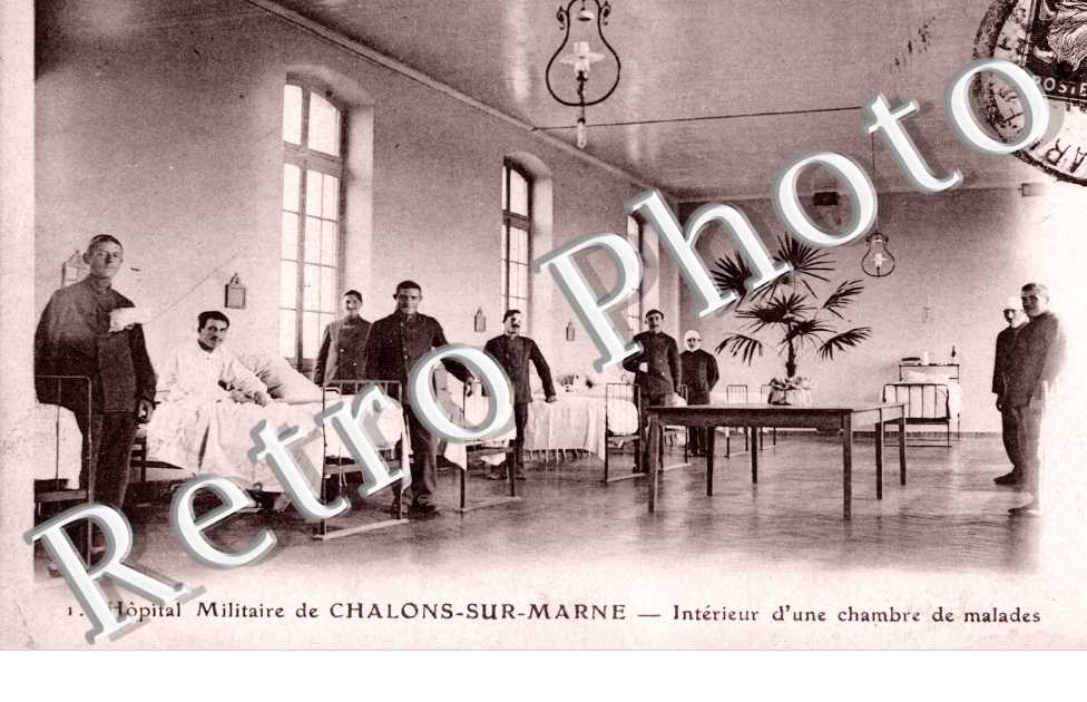 Hopital Militaire - interieur d'une chambre de malades