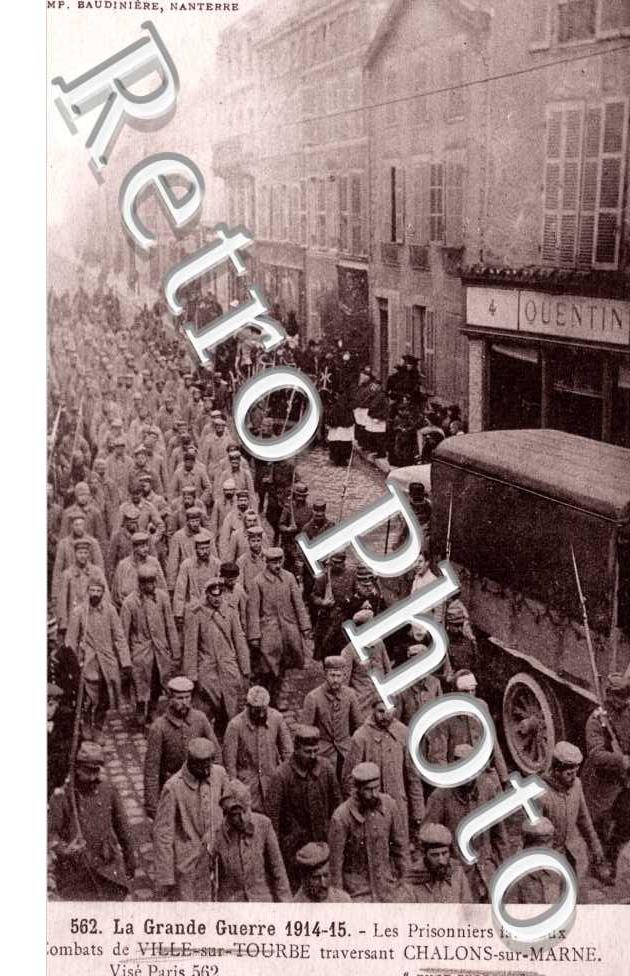 Les prisonniers traversant la ville