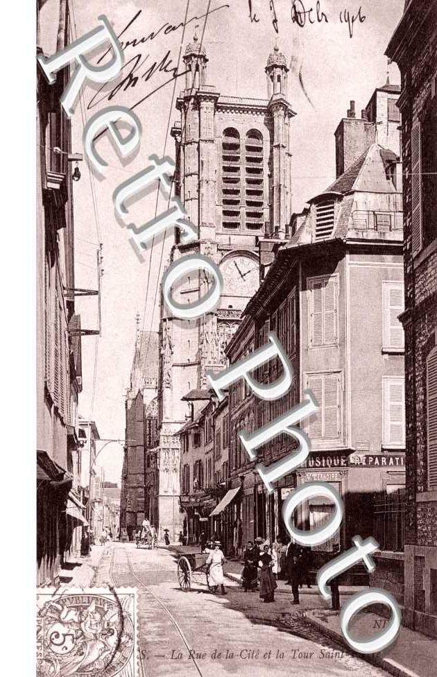 la Rue de la Cite et la Tour Saint-Pierre