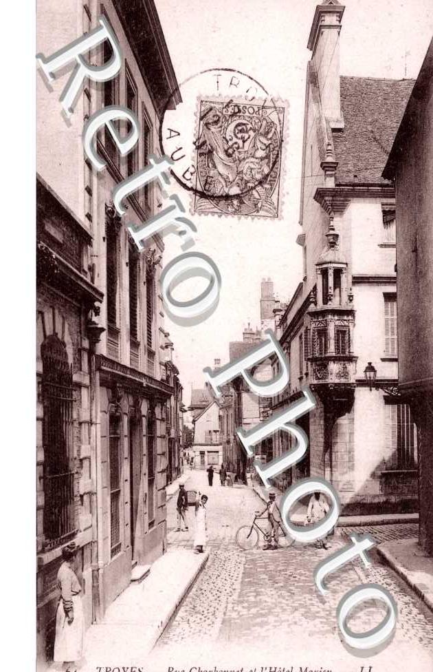 Rue Charbonnet et l'Hotel Marigny