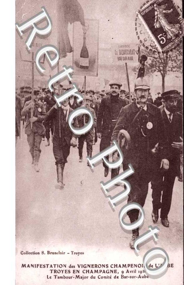 Manifestation contre le Decret retirant aux Vignerons de l&#039;Aube leurs droits seculaires le 9 avril 1911