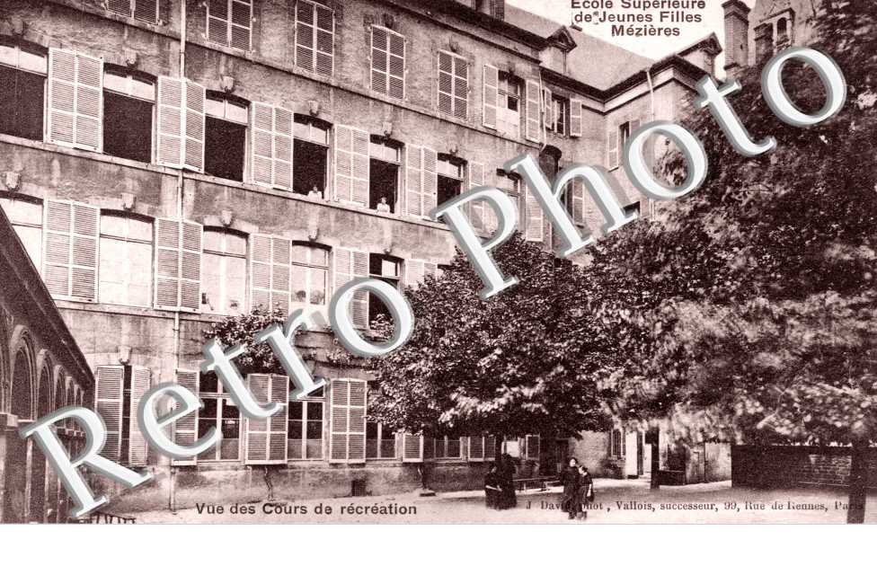 Ecole Superieure de Jeunes Filles, vue des Cours de recreation