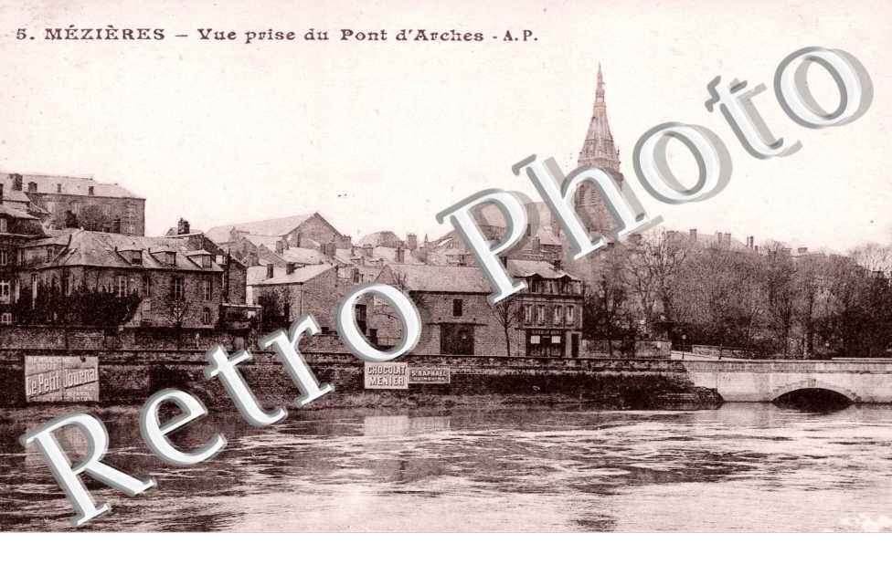Vue prise du Pont d'Arches