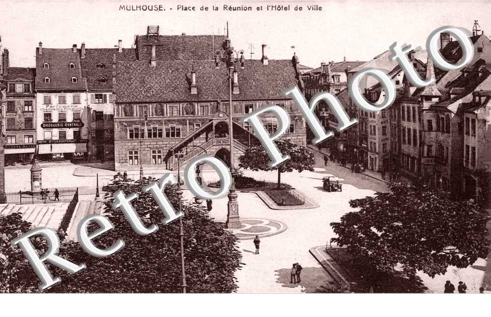 place de la Reunion et Hotel de Ville