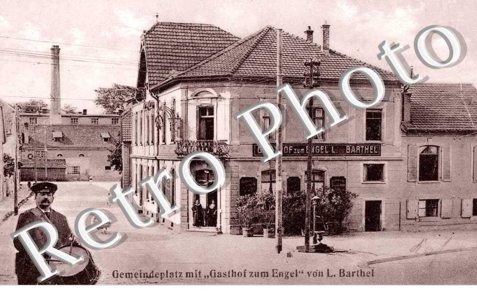 Gemeindeplatz mit "Gasthof zum Engel" von L. Barthel