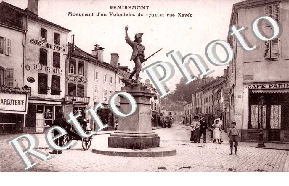 Monument d&#039;un Volontaire de 1792 et la Rue Xavee