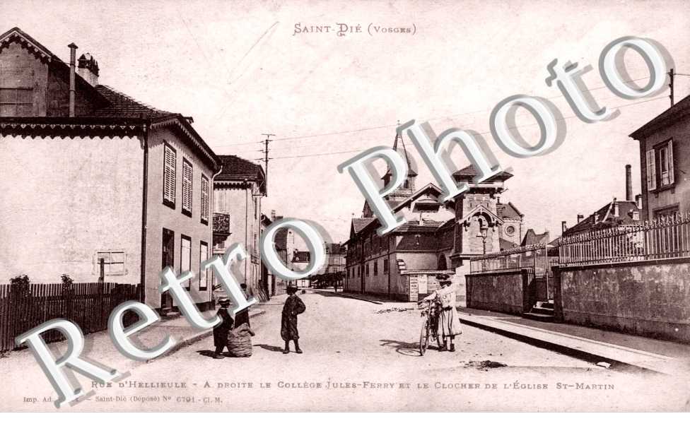 Rue d'Hellieule, le College Jules Ferry et le Clocher de l'Eglise Saint-Martin