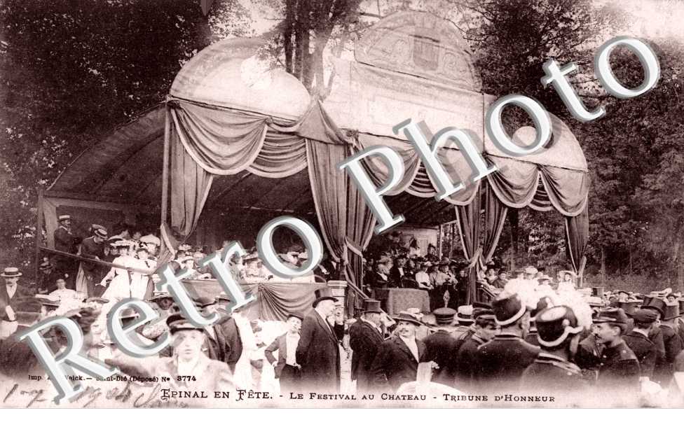 Le festival au chateau Tribune d&#039;honneur