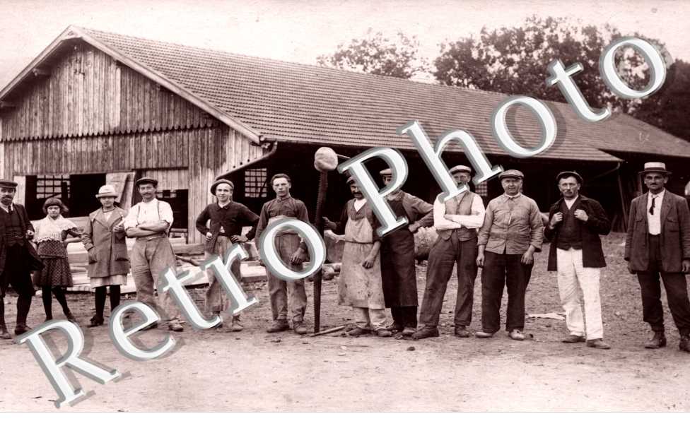 Un groupe de personnes à la Scierie