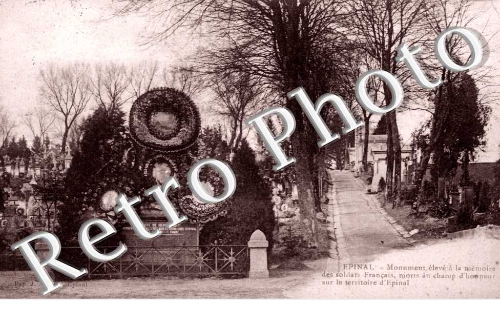 Monument eleve a la memoire des soldats francais morts au champ d'honneur