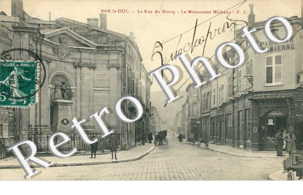 la rue du Bourg - Le monument Michaux