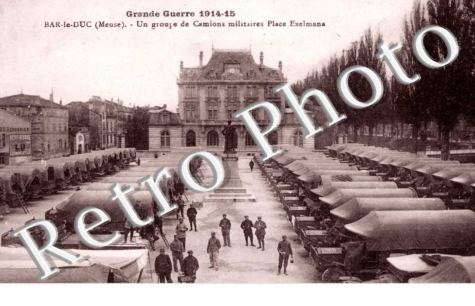 Un groupe de Camions militaires Place Exelmans