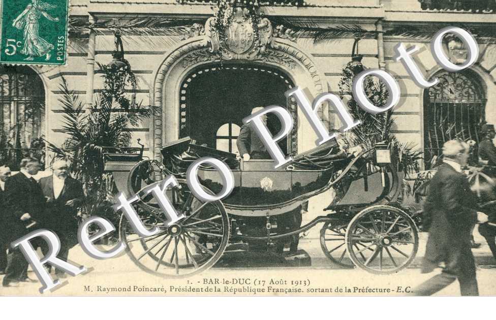 M. Poincare President de la Republique sortant de la Prefecture