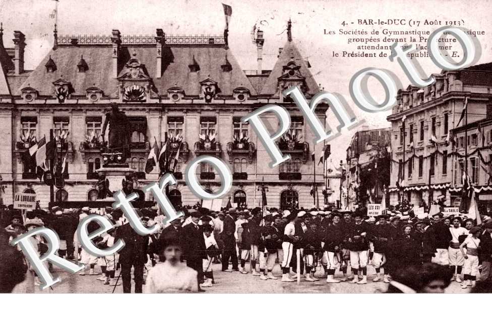 Les Societes de Gymnastique et de Musique devant la Prefecture pour acclamer le President