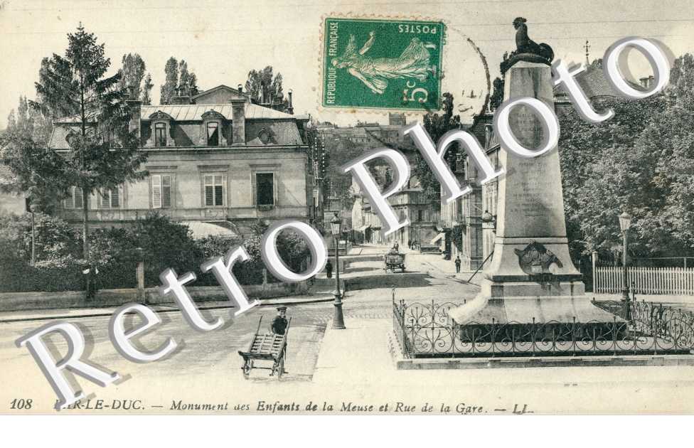 Monument des Enfants de la Meuse et rue de la Gare