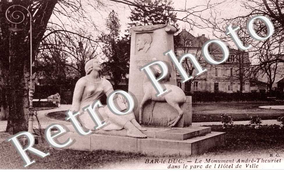 Monument Andre-Theuriet dans le parc de l'hotel de Ville