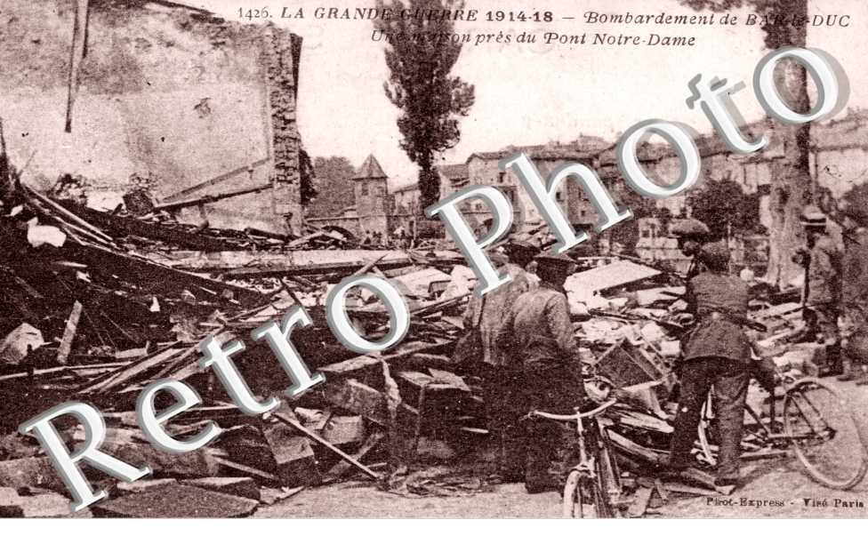Bombardement Aerien - une rue pres du pont Notre Dame