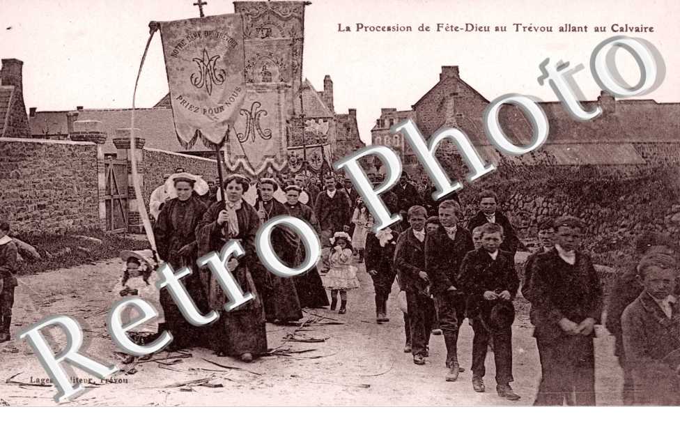 La Procession de la Fete Dieu allant au Calvaire