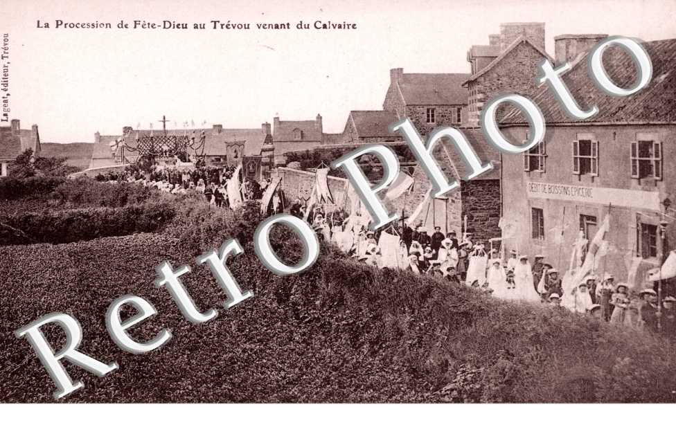 Procession de la Fete Dieu venant du calvaire