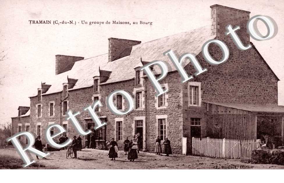 Un groupe de maisons