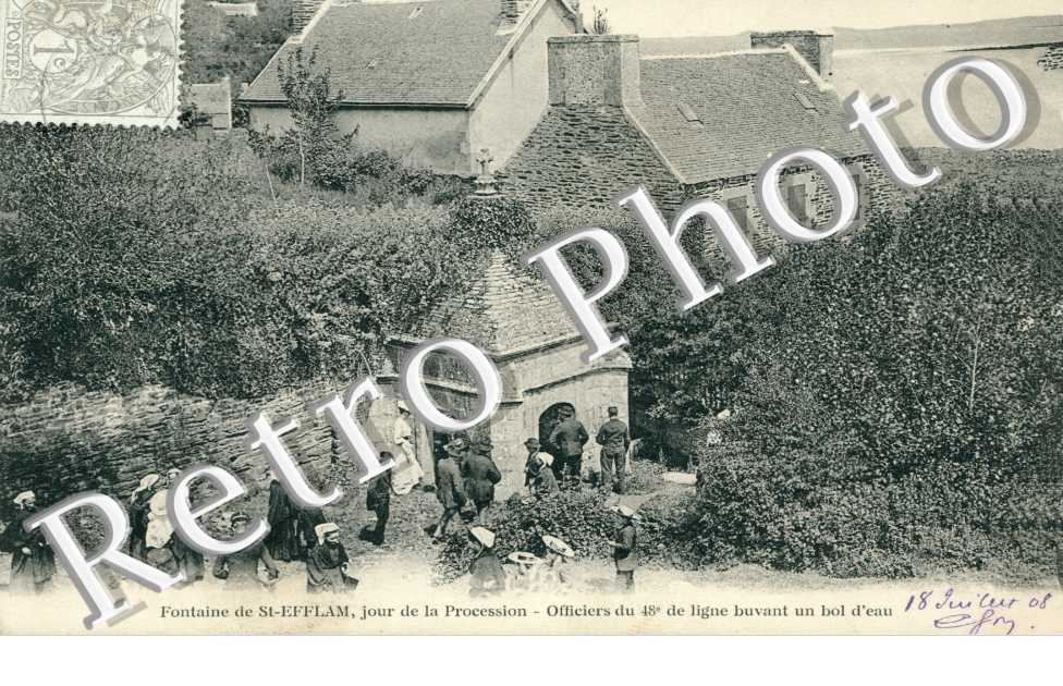 fontaine de Saint Efflam, jour de la procession, officiers du 48e de ligne buvant un bol d'eau