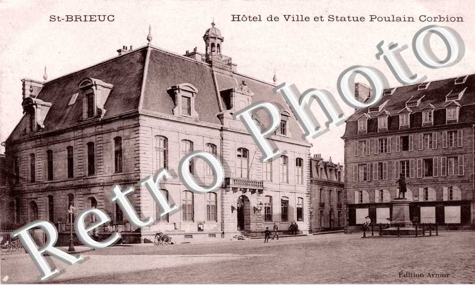 Hotel de Ville et Statue Poulain Corbion