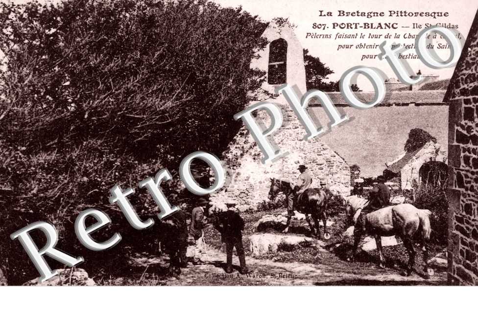 ile St Gildas , pelerins faisant le tour de la chapelle a cheval