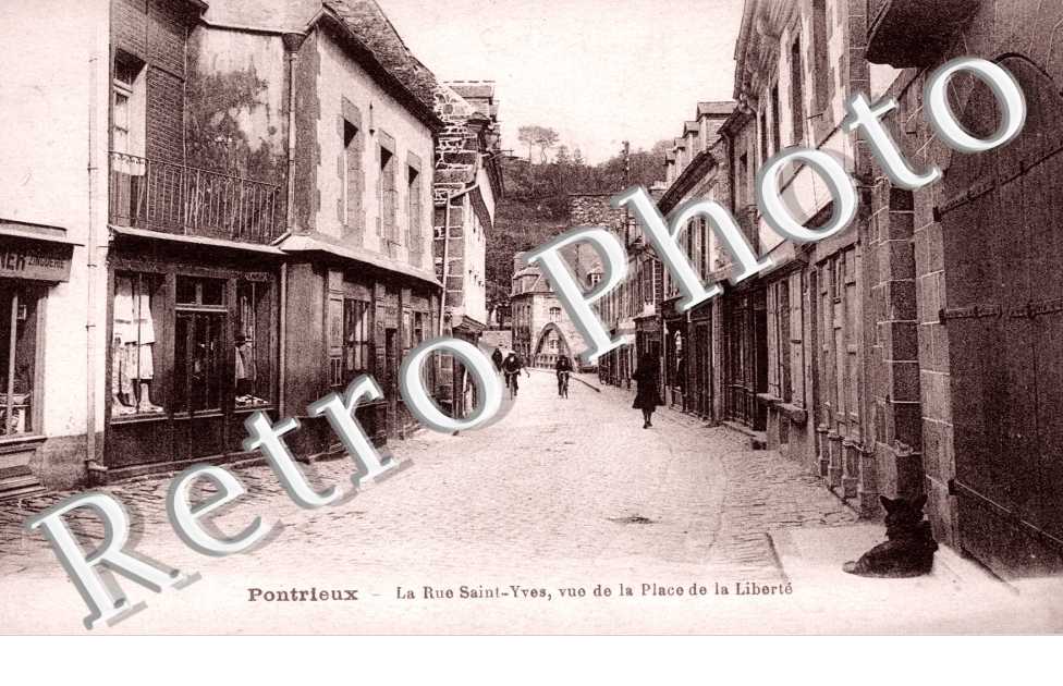 la rue Saint-Yves, vue de la place de la Liberte