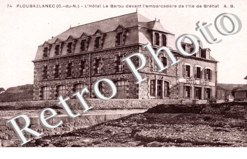 l&#039;hotel Le Barbu devant l&#039;embarcadere de l&#039;ile de Brehat