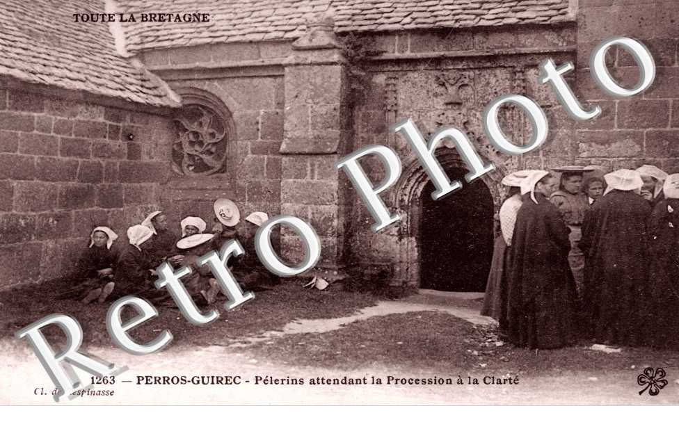 Pelerins attendant la Procession a la Clarte
