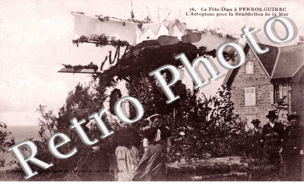 La Fete Dieu, l'Aeroplane pour la Benediction de la Mer