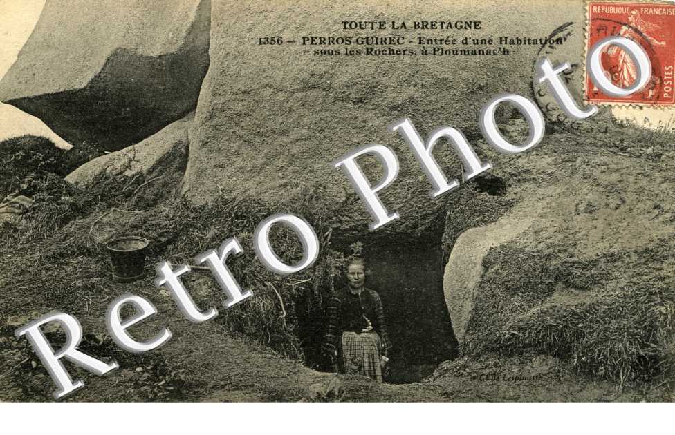 ENTREE d'une habitation sous les rochers a Ploumanach