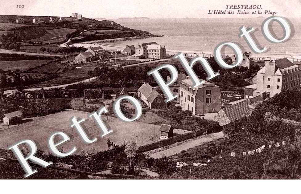 TRESTRAOU L'hotel des Bains et la plage