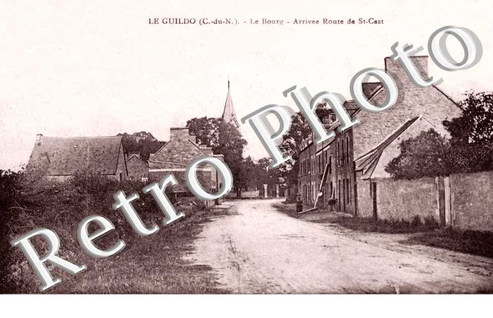 le bourg, arrivee route de Saint Cast