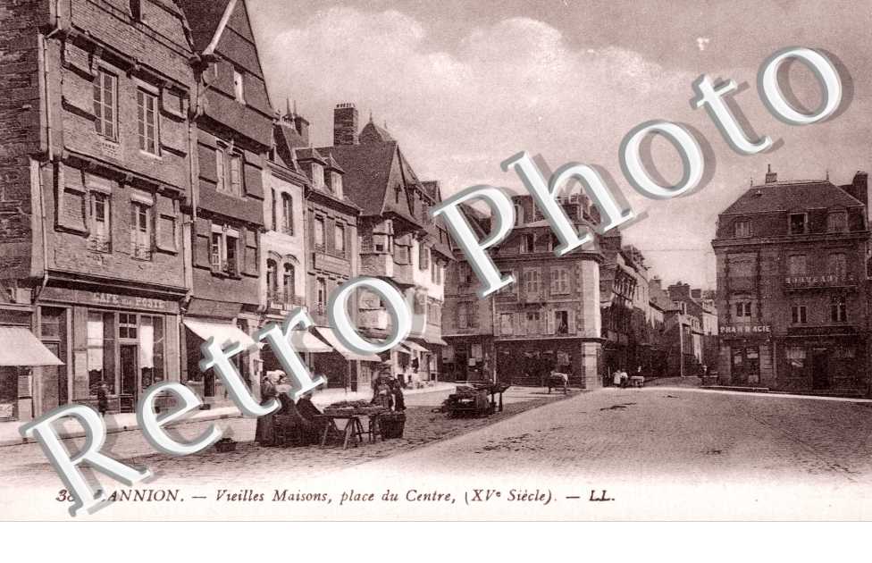 Vieilles Maisons, Place du Centre