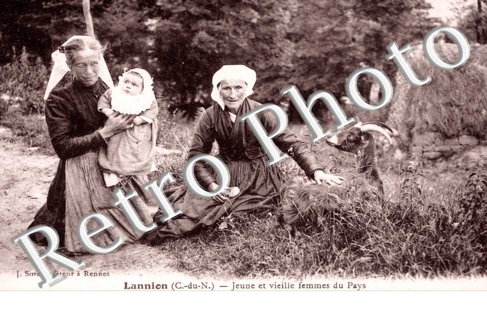 Jeune et Vielle femmes du Pays