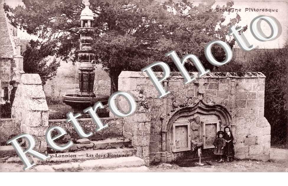 LOGUIVY. Les deux fontaines