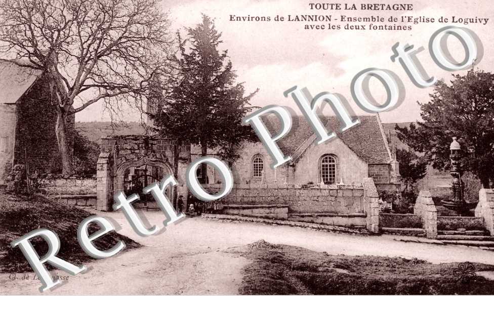 Ensemble de l&#039;Eglise de Loguivy avec les deux fontaines