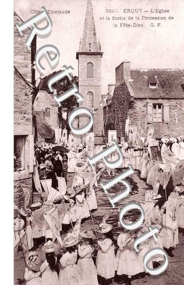 L'Eglise et la Sortie de la Procession de la Fete Dieu