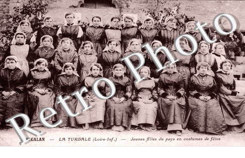 Trescalan jeunes filles du pays en costumes de fetes