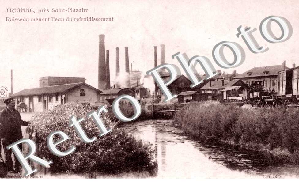 Ruisseau menant l&#039;eau du refroidissement